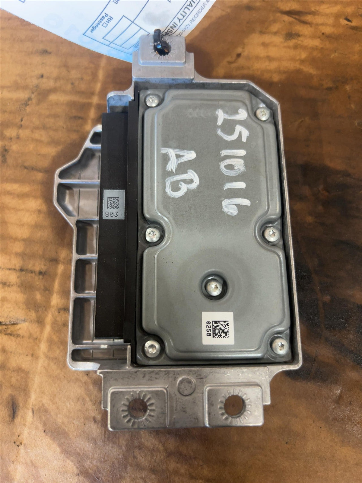 Air Bag Control Module from a 2013 BMW X1, photo 2