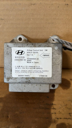 Air Bag Control Module from a 2005 Hyundai Santa Fe, photo 1