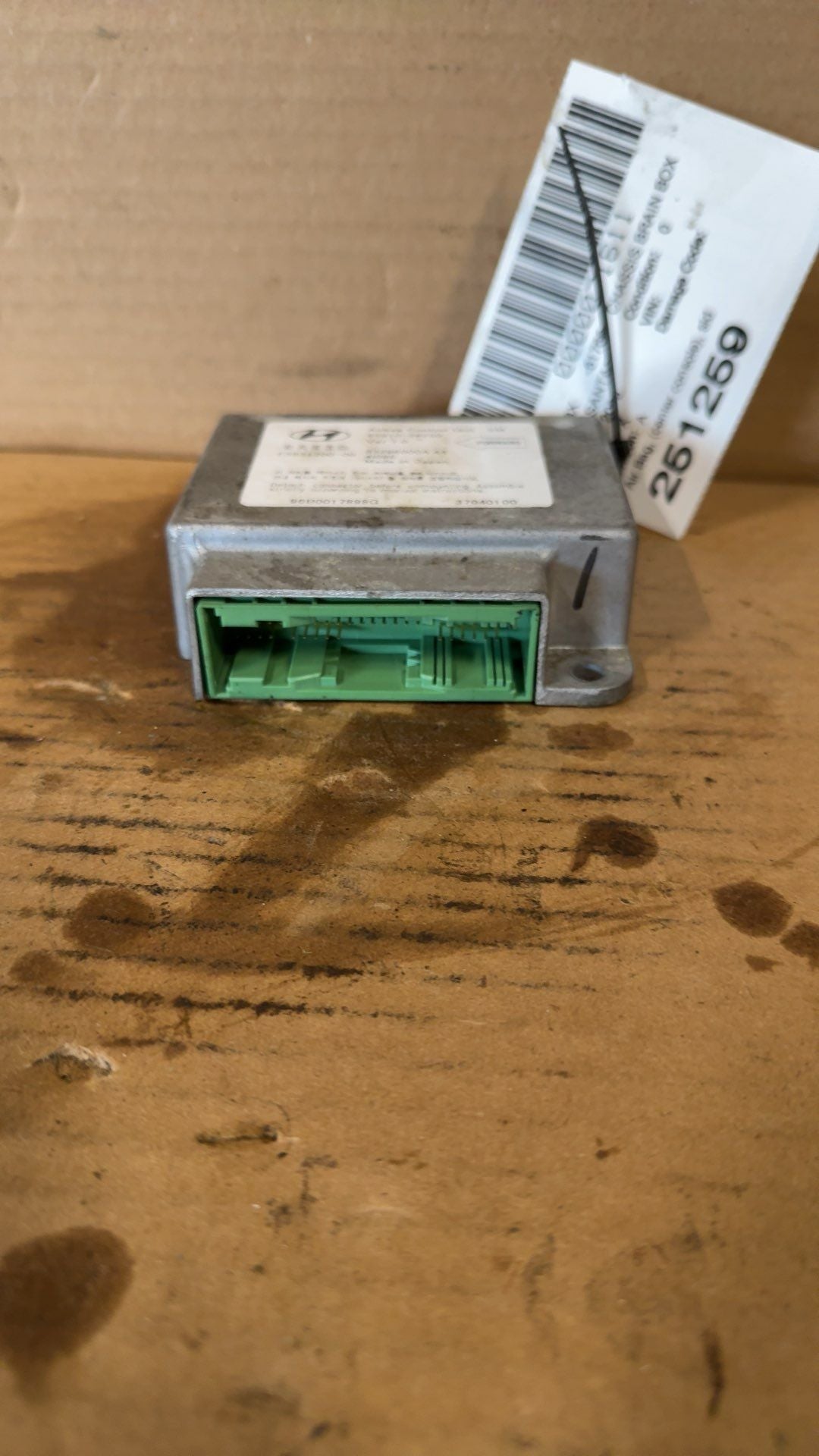 Air Bag Control Module from a 2005 Hyundai Santa Fe, photo 2