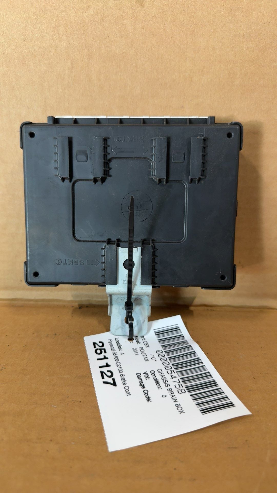 Body Control Module (BCM) from a 2015 Hyundai Sonata, photo 1