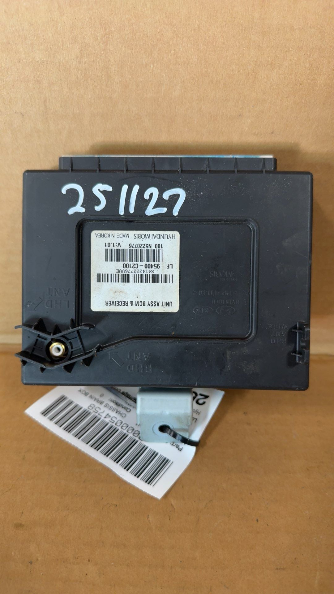 Body Control Module (BCM) from a 2015 Hyundai Sonata, photo 2