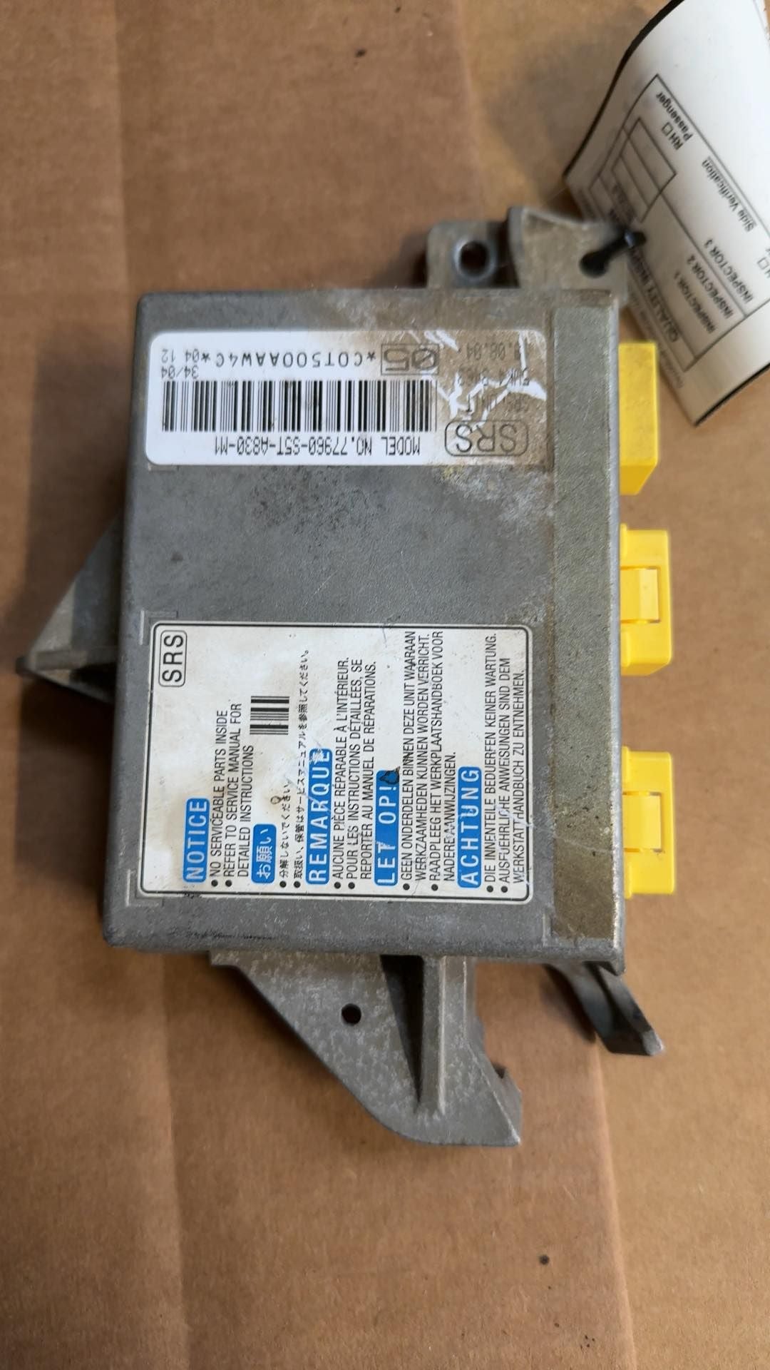 Air Bag Control Module from a 2005 Honda Civic, photo 2