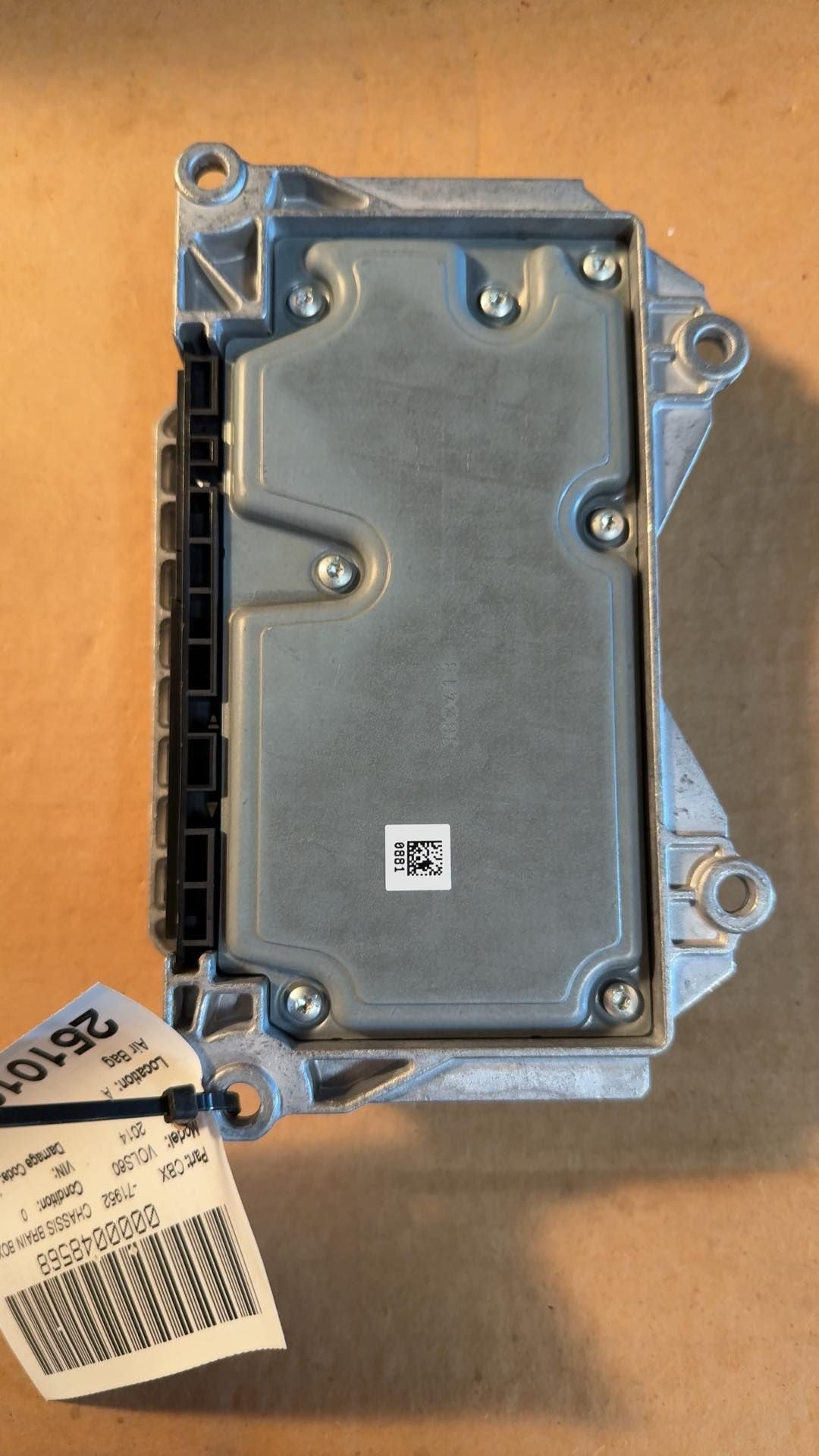 Air Bag Control Module from a 2014 Volvo S60, photo 2