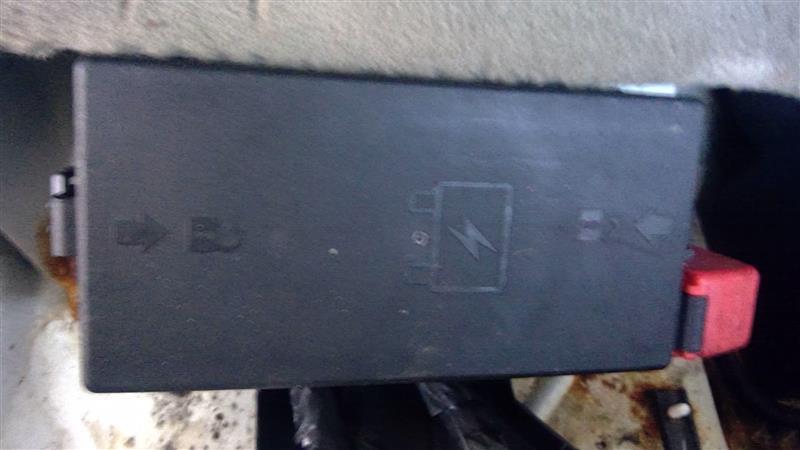 Interior Fuse Box from a 2004 Cadillac DeVille, photo 1