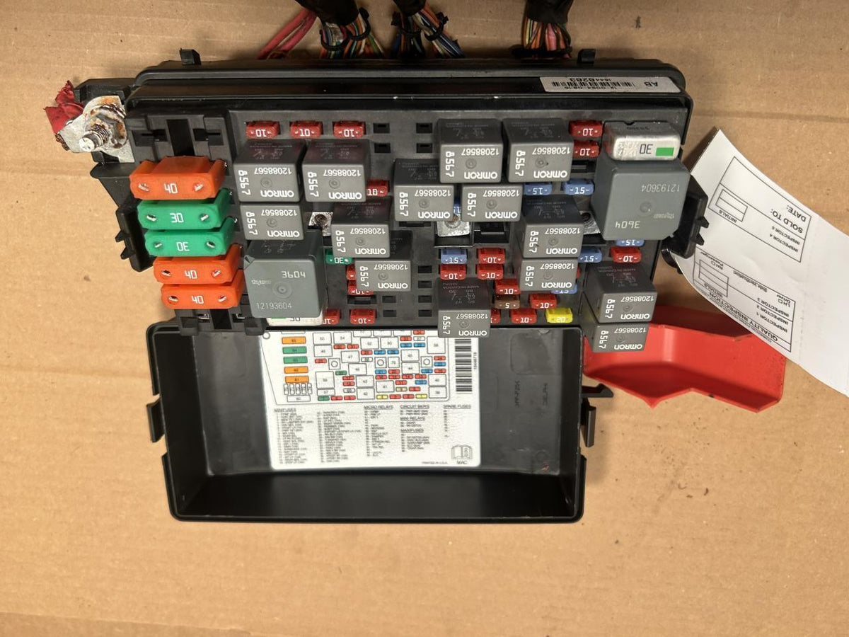Interior Fuse Box from a 2004 Cadillac DeVille, photo 3