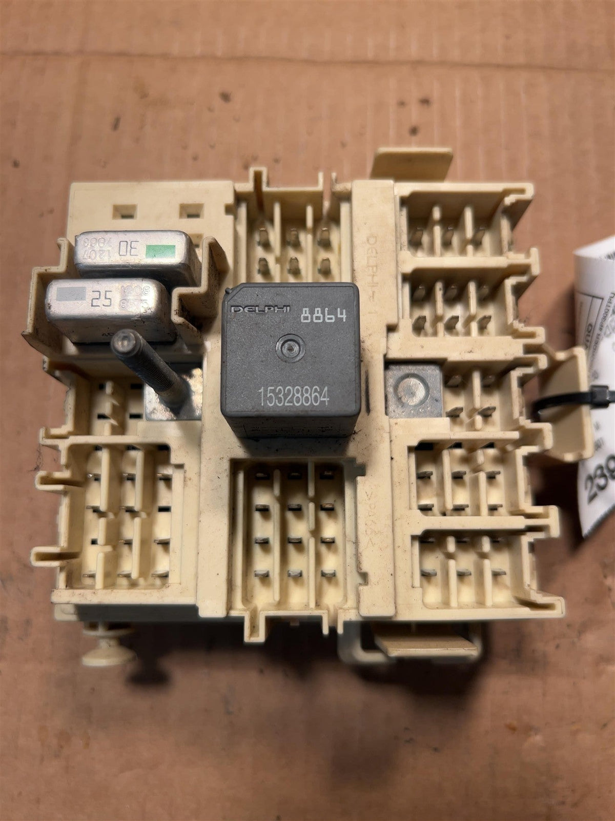 Interior Fuse Box from a 2004 Chevrolet Suburban 1500, photo 1