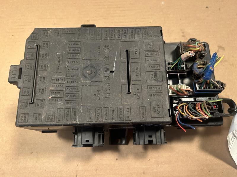 Interior Fuse Box from a 2005 Ford F-150, photo 2