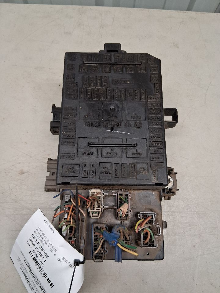 Interior Fuse Box from a 2005 Ford F-150, photo 4