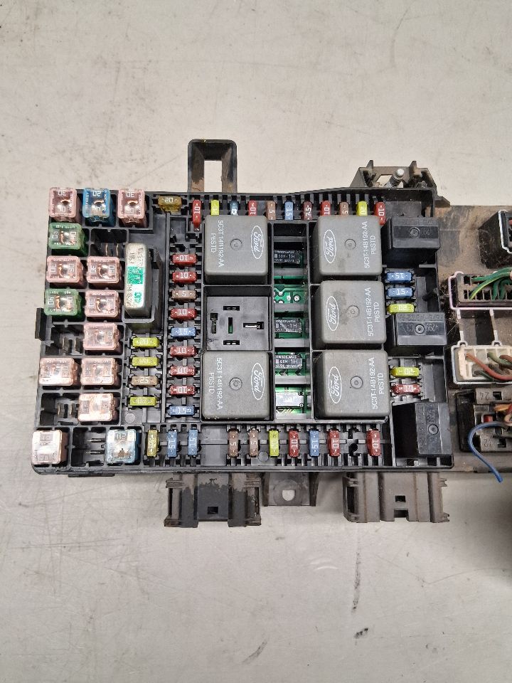 Interior Fuse Box from a 2005 Ford F-150, photo 5