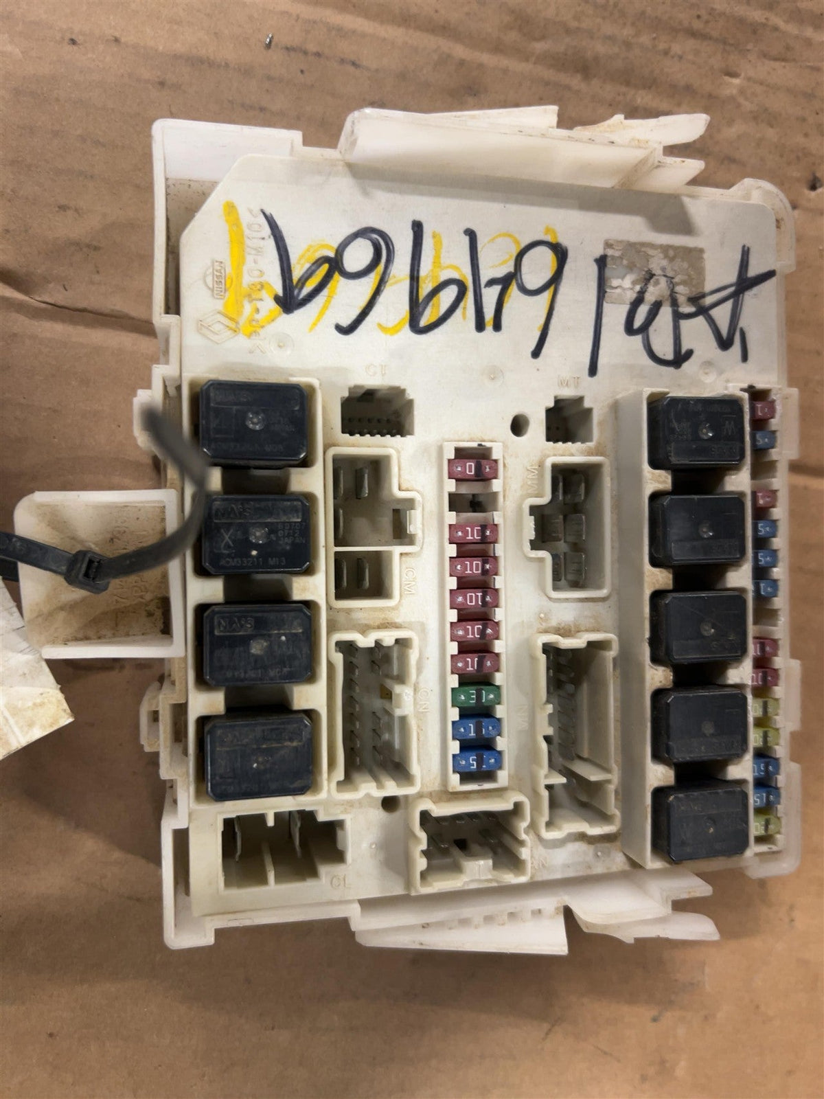 Interior Fuse Box from a 2007 Nissan, photo 2