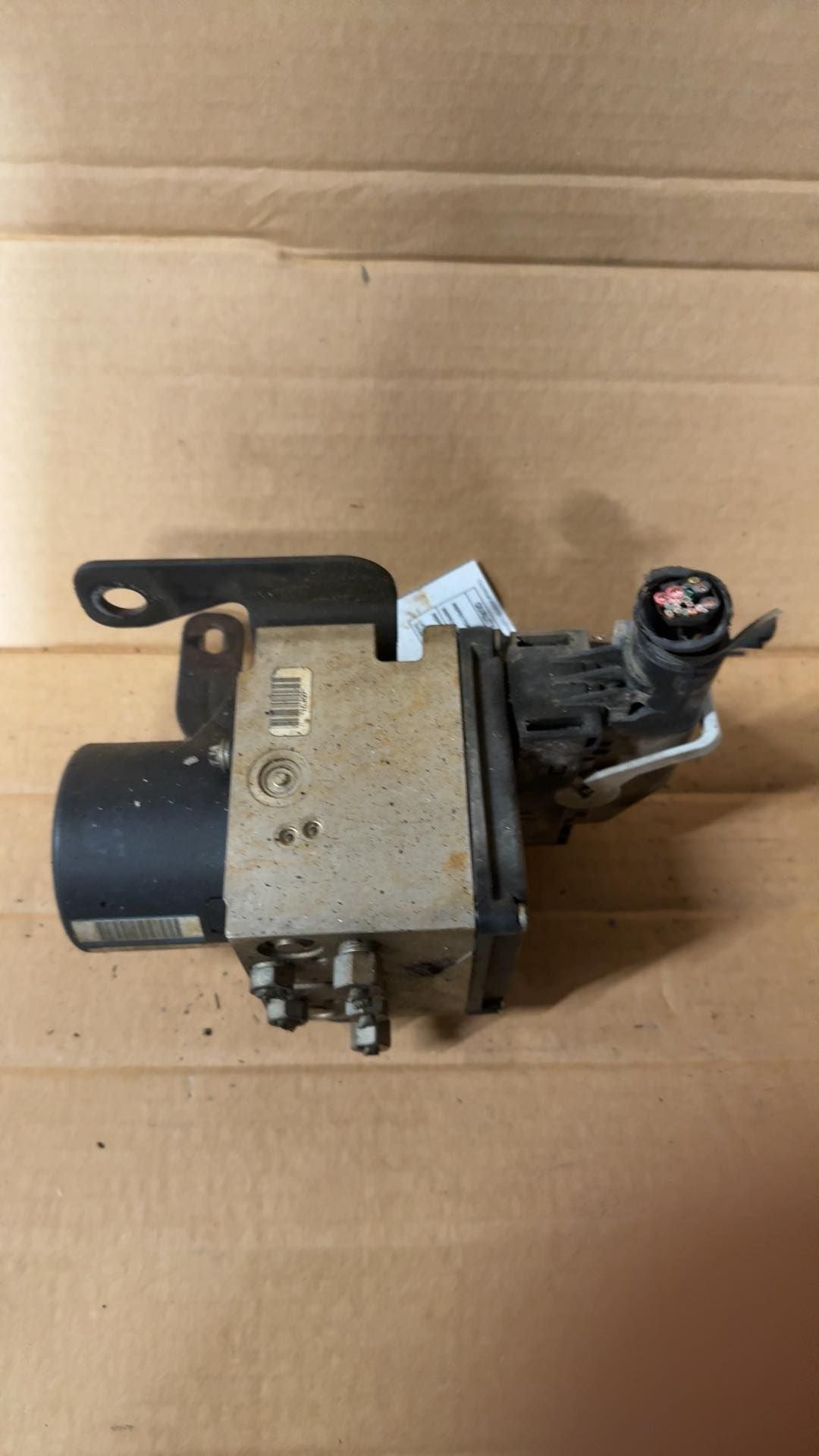 ABS Pump Module from a 2007 Buick Lucerne, photo 2