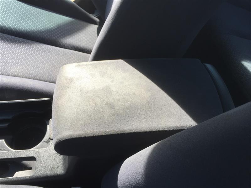 Center Console from a 2005 Nissan Altima, front, photo 1
