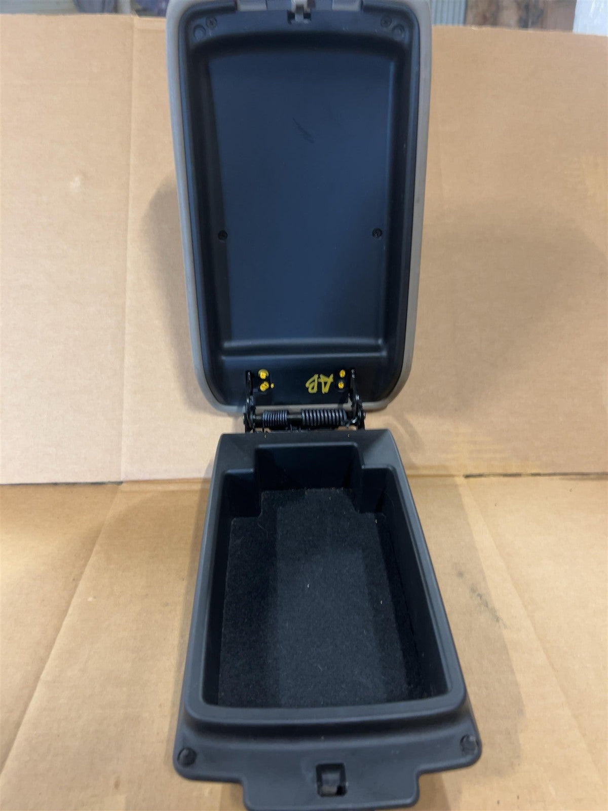 Center Console from a 2005 Toyota Camry, front, photo 3