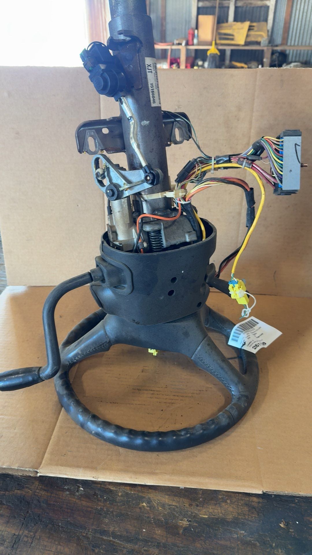 Steering Column from a 2002 GMC Yukon, photo 1
