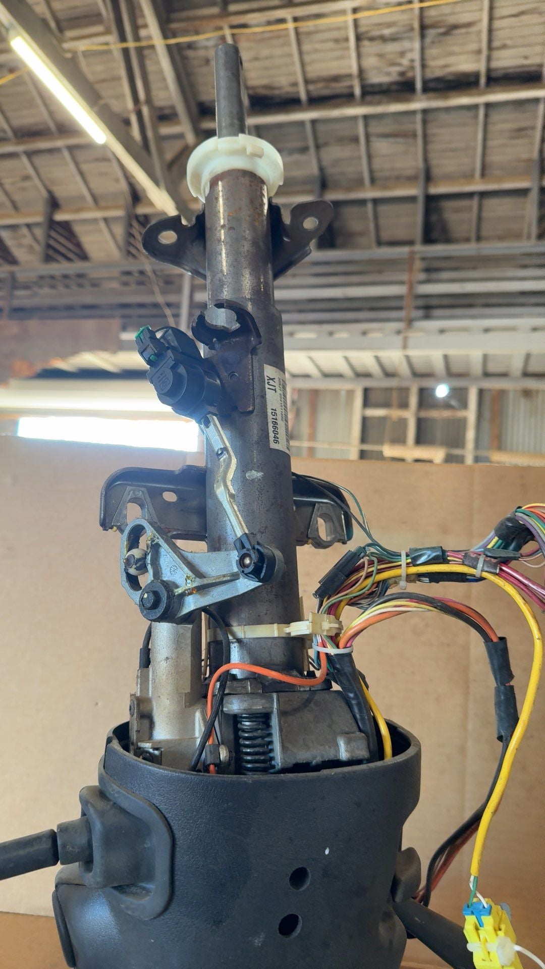 Steering Column from a 2002 GMC Yukon, photo 2
