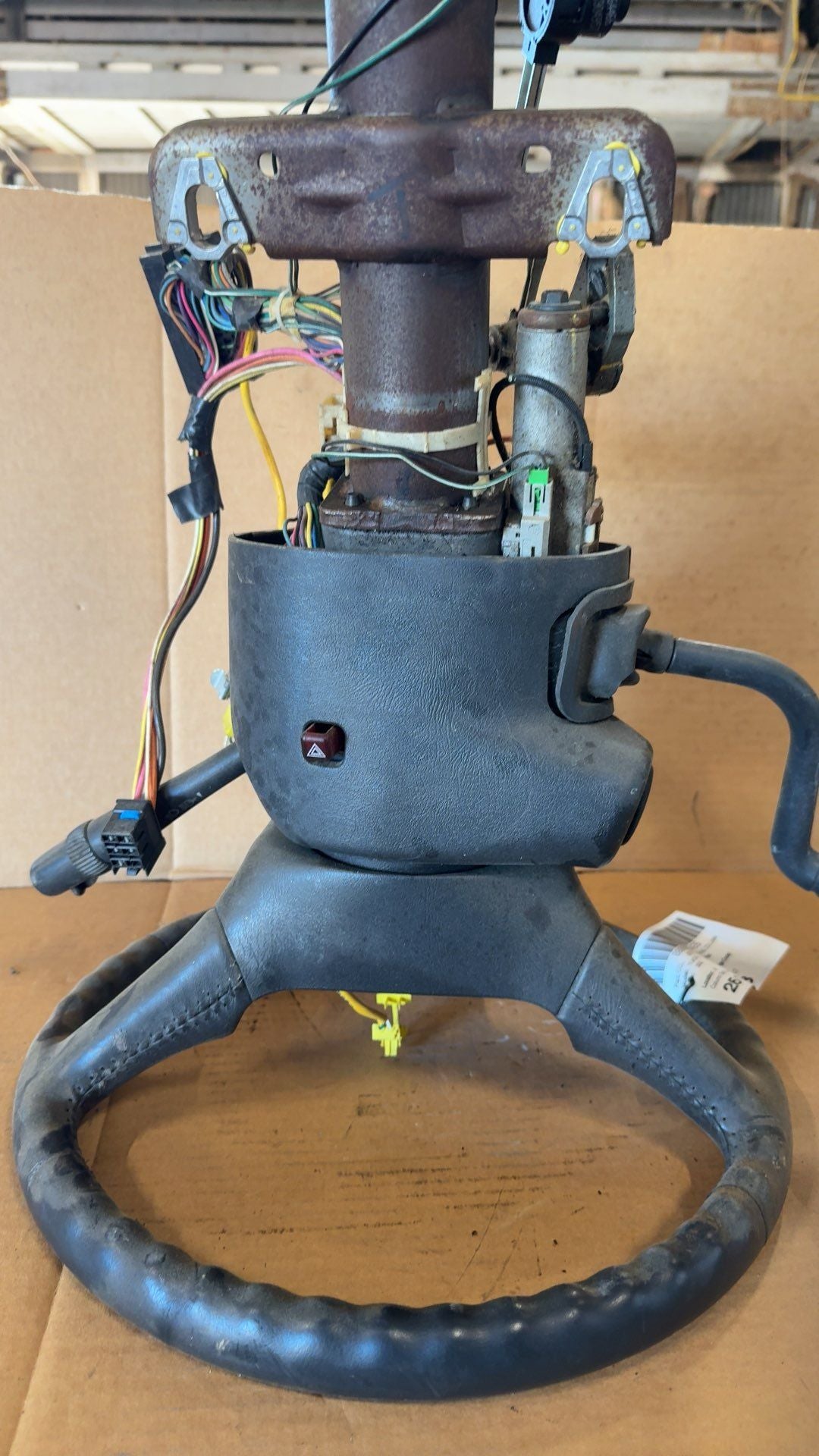 Steering Column from a 2002 GMC Yukon, photo 3