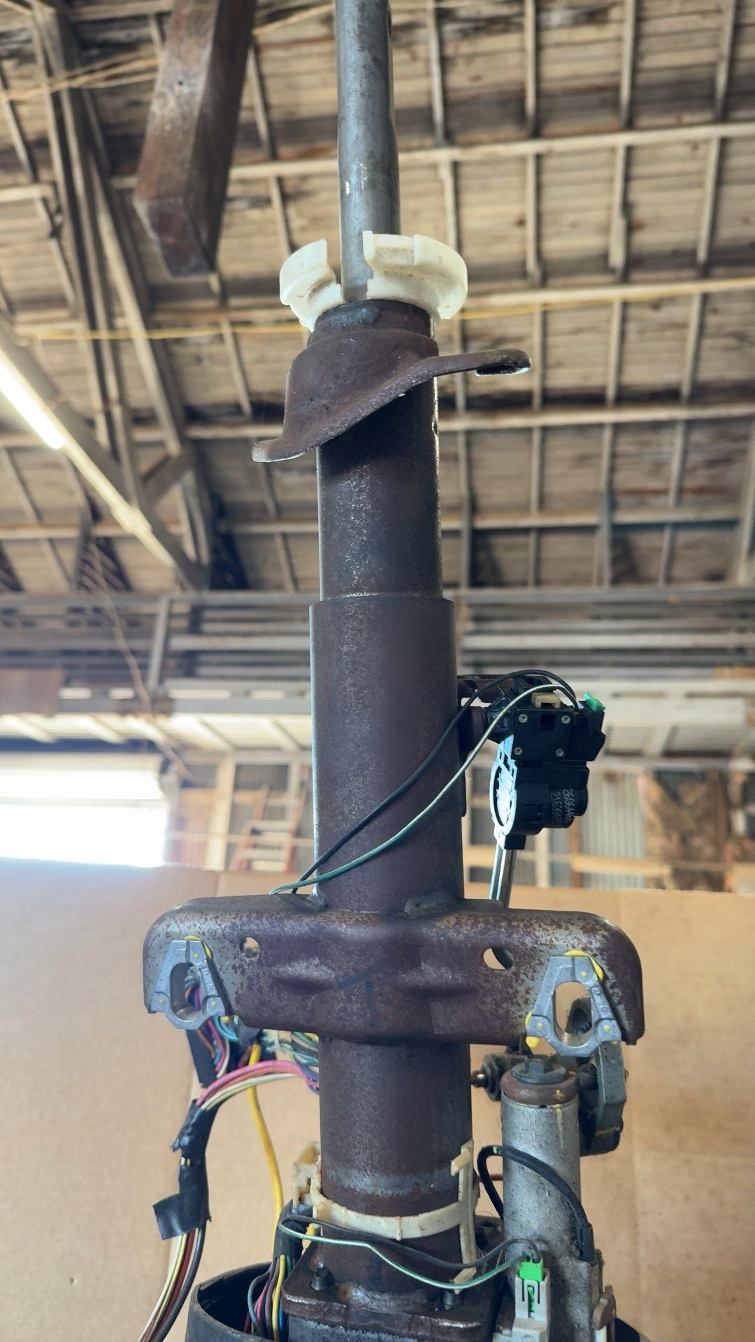 Steering Column from a 2002 GMC Yukon, photo 4