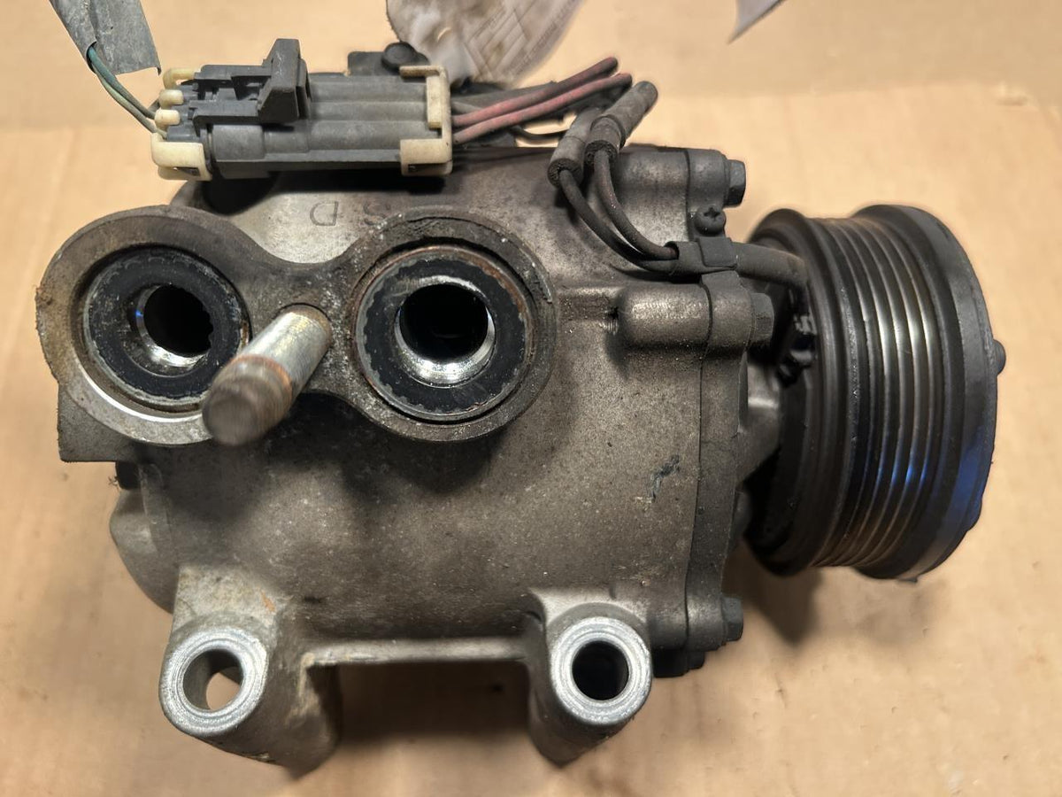 AC Compressor from a 2004 Chevrolet Trailblazer, photo 1