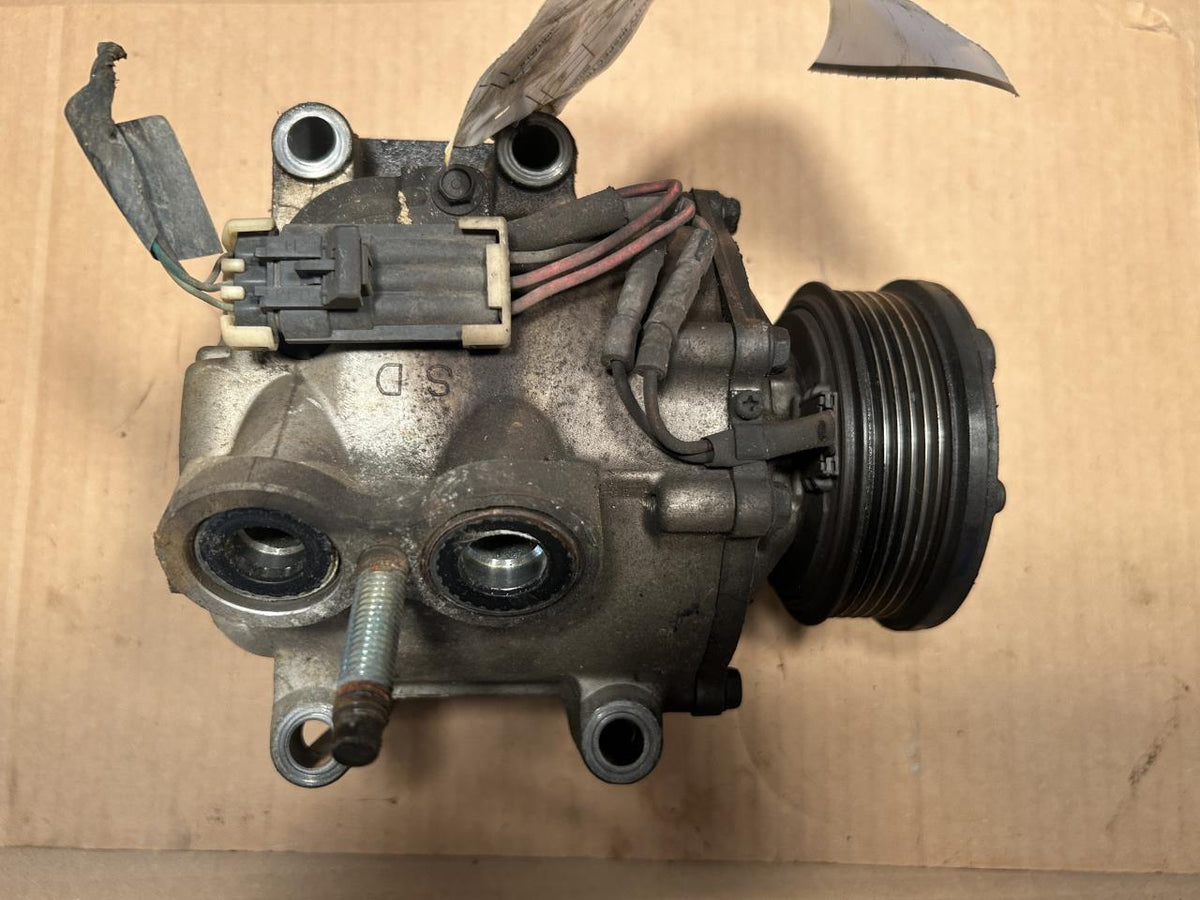 AC Compressor from a 2004 Chevrolet Trailblazer, photo 2