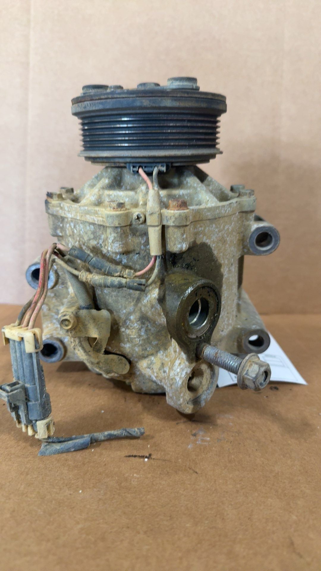 AC Compressor from a 2003 Chevrolet Trailblazer EXT, photo 1