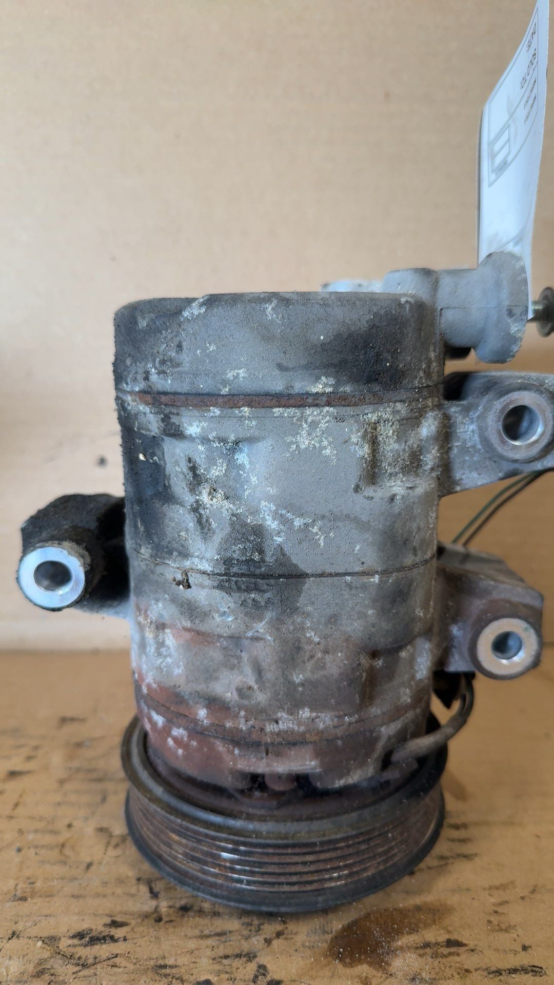 AC Compressor from a 2006 Chevrolet Equinox, photo 2