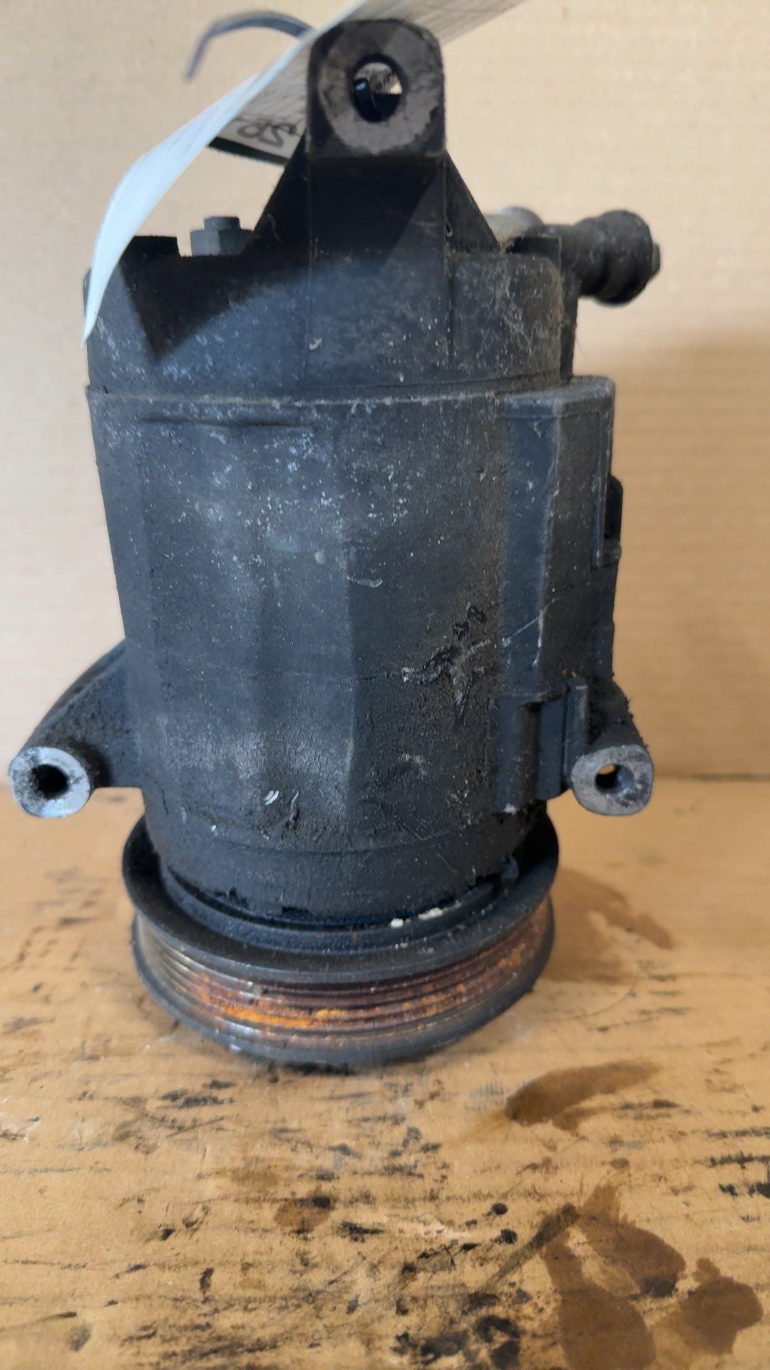 AC Compressor from a 2010 Chevrolet Equinox, photo 2