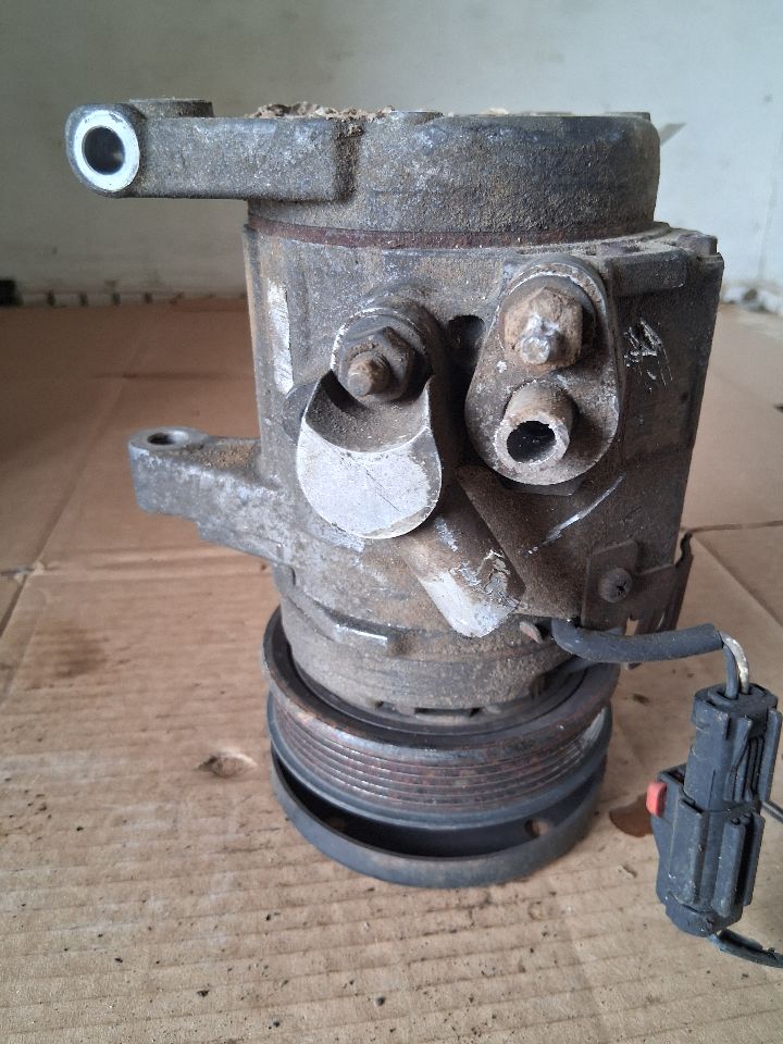 AC Compressor from a 2004 Dodge Durango, photo 2