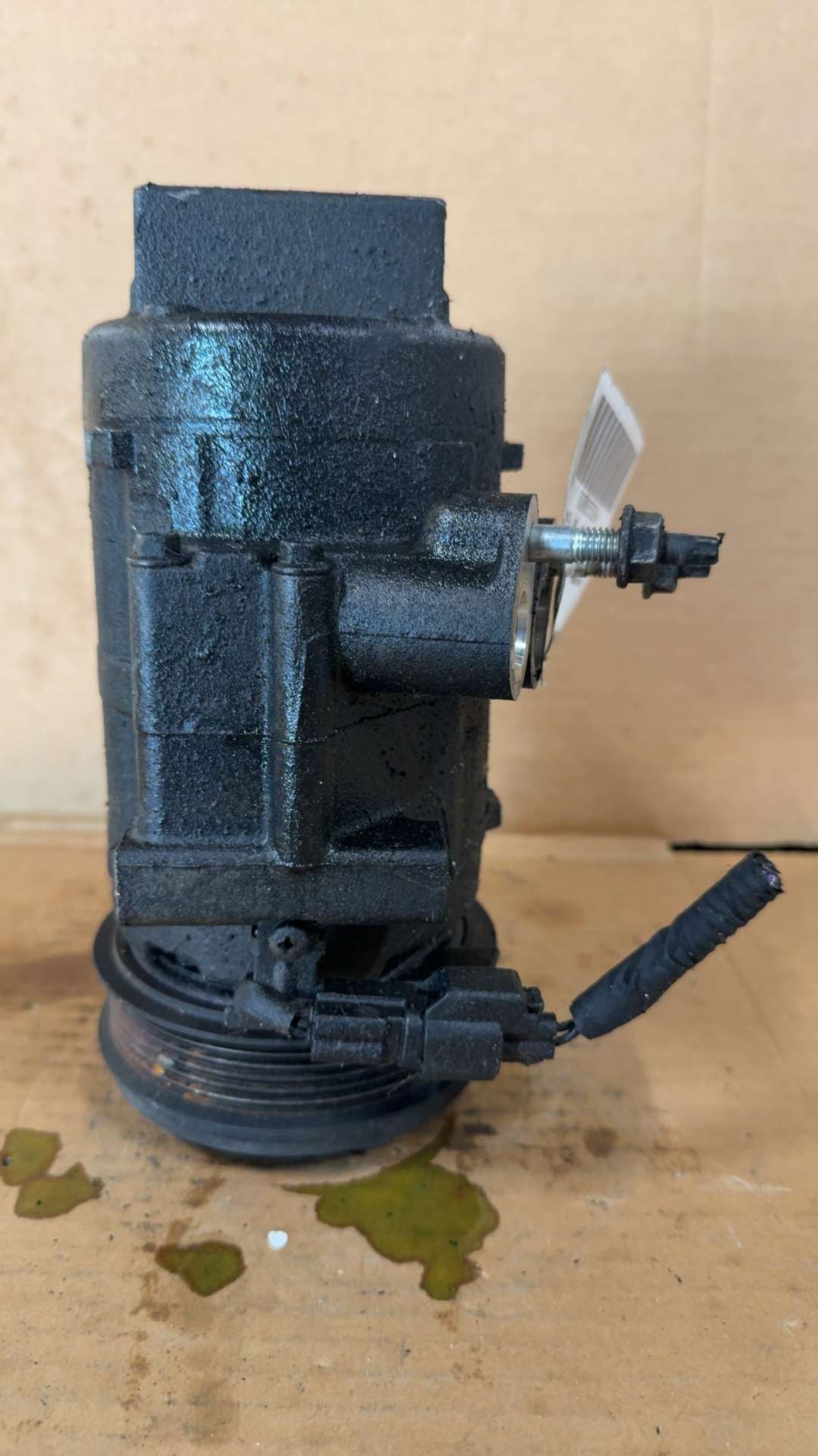 AC Compressor from a 2009 Ford Flex, photo 2