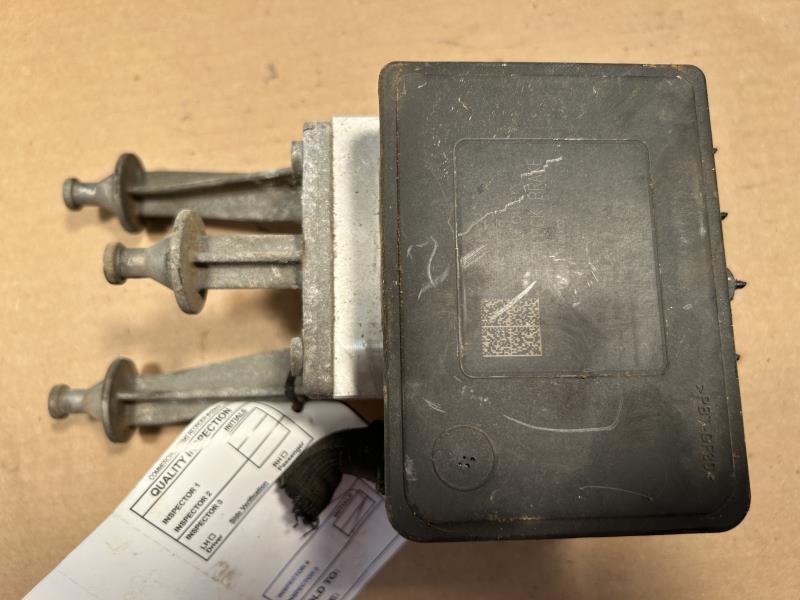 ABS Pump Module from a 2017 Chrysler 300, photo 1