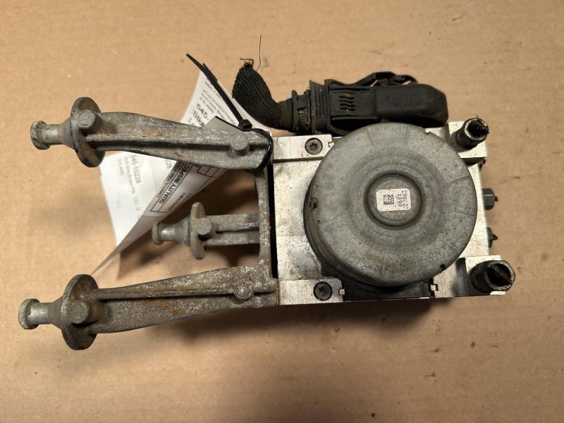 ABS Pump Module from a 2017 Chrysler 300, photo 2