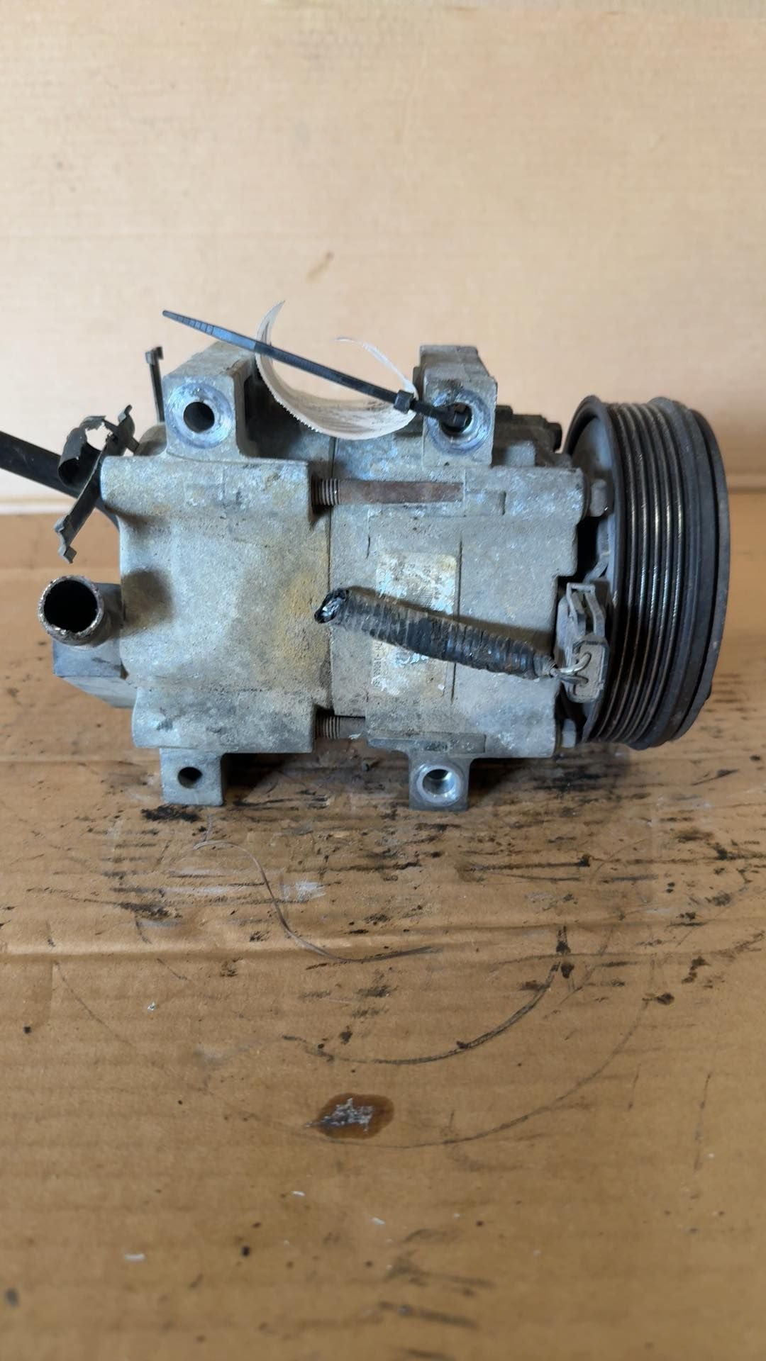 AC Compressor from a 1999 Ford Ranger, photo 3