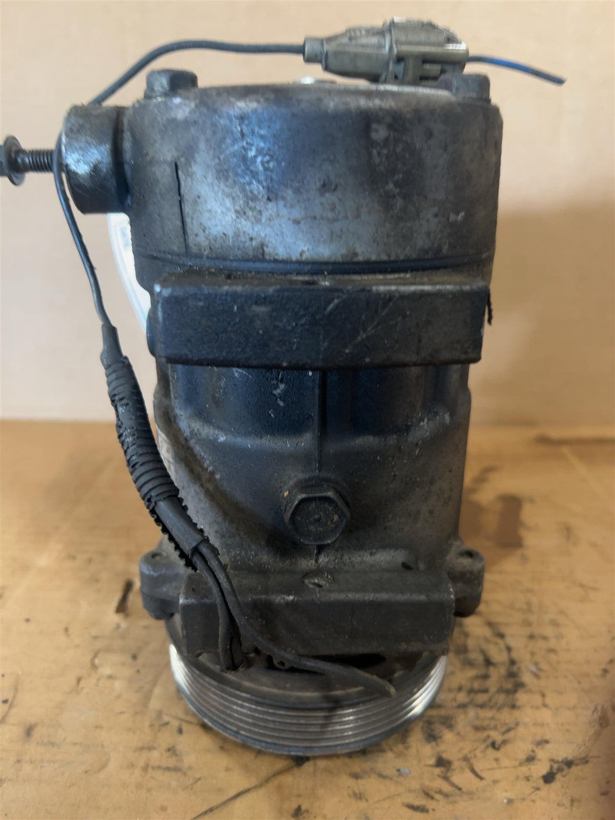 AC Compressor from a 2000 Jeep Cherokee, photo 2