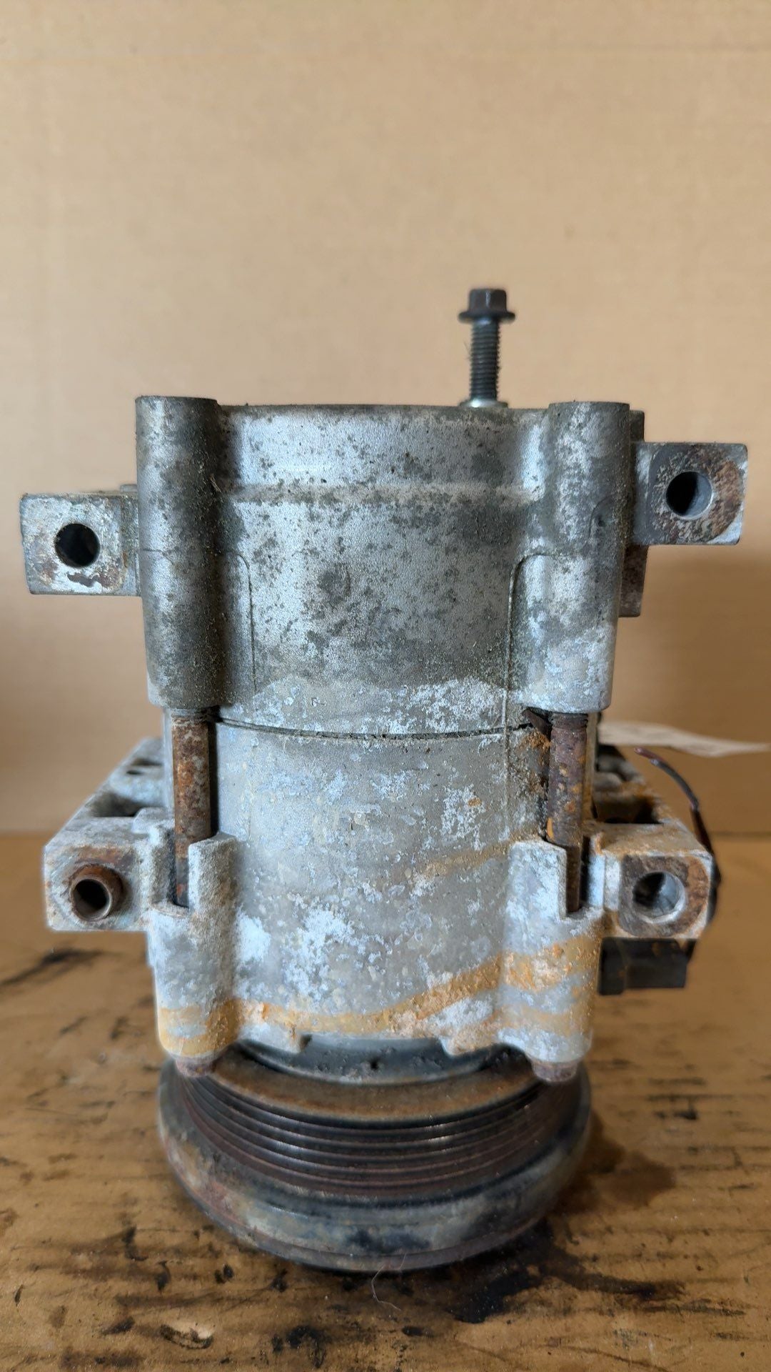 AC Compressor from a 2004 Mercury Monterey, photo 2