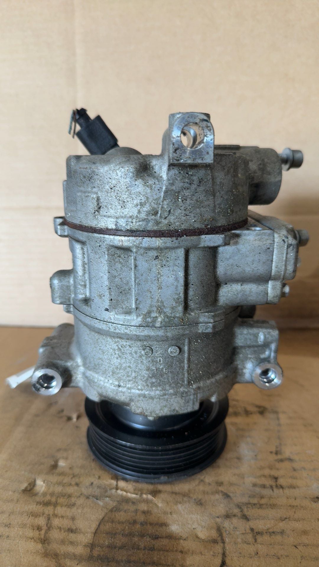 AC Compressor from a 2009 Audi A4, photo 2