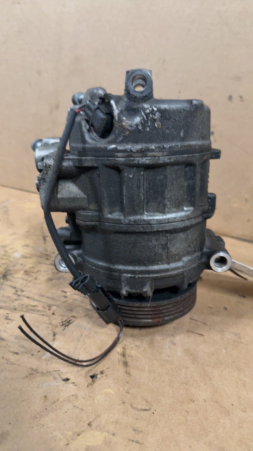 AC Compressor from a 2005 BMW 545i, photo 2