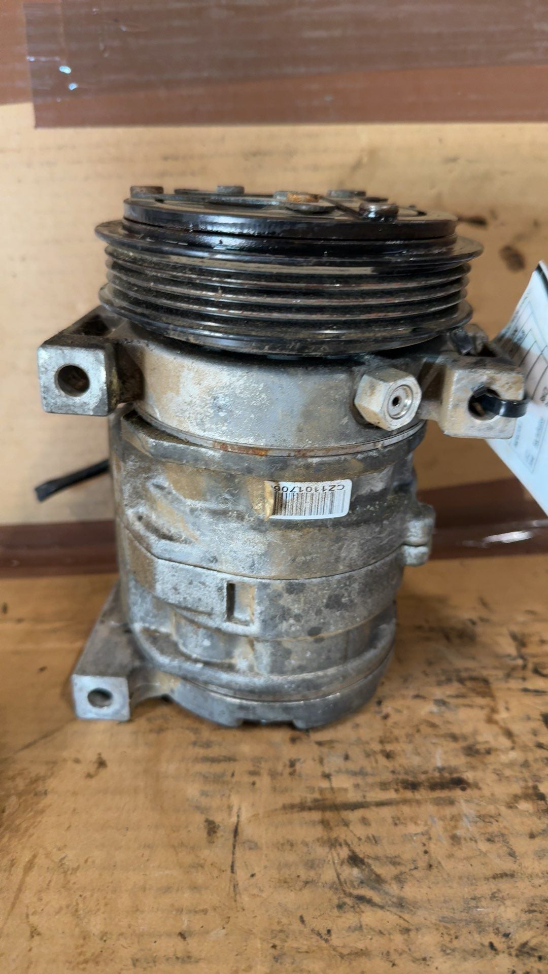 AC Compressor from a 2001 Chevrolet Tracker, photo 2