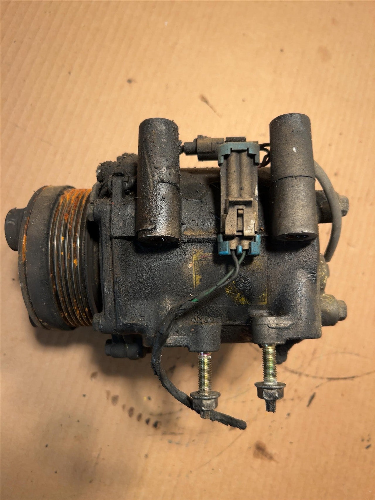 AC Compressor from a 2005 Chevrolet Uplander, photo 2