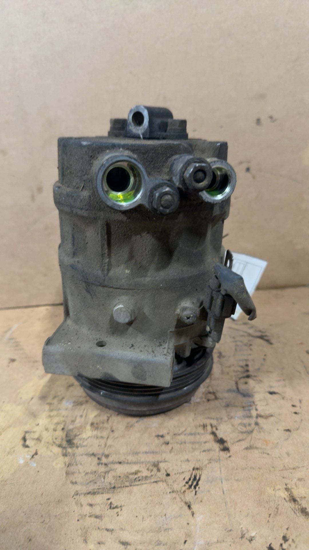 AC Compressor from a 2003 Infiniti G35, photo 1