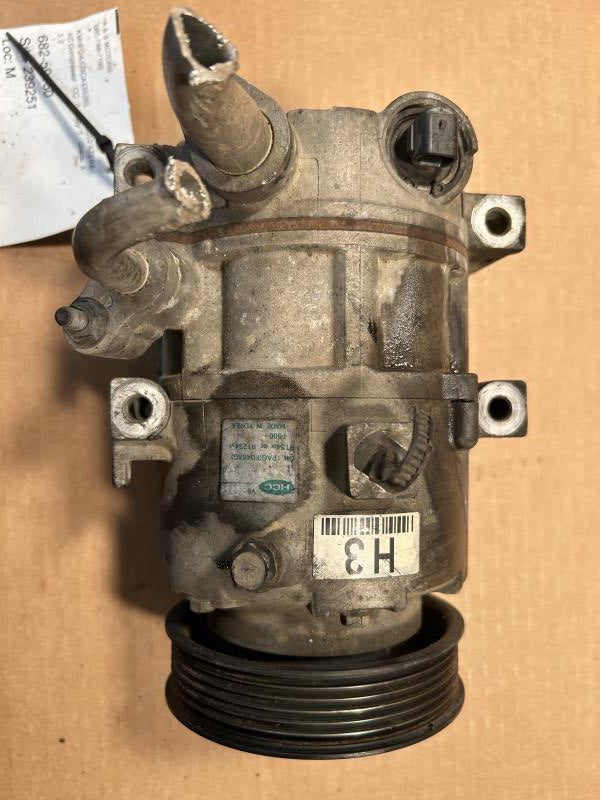 AC Compressor from a 2012 Hyundai Azera, photo 1