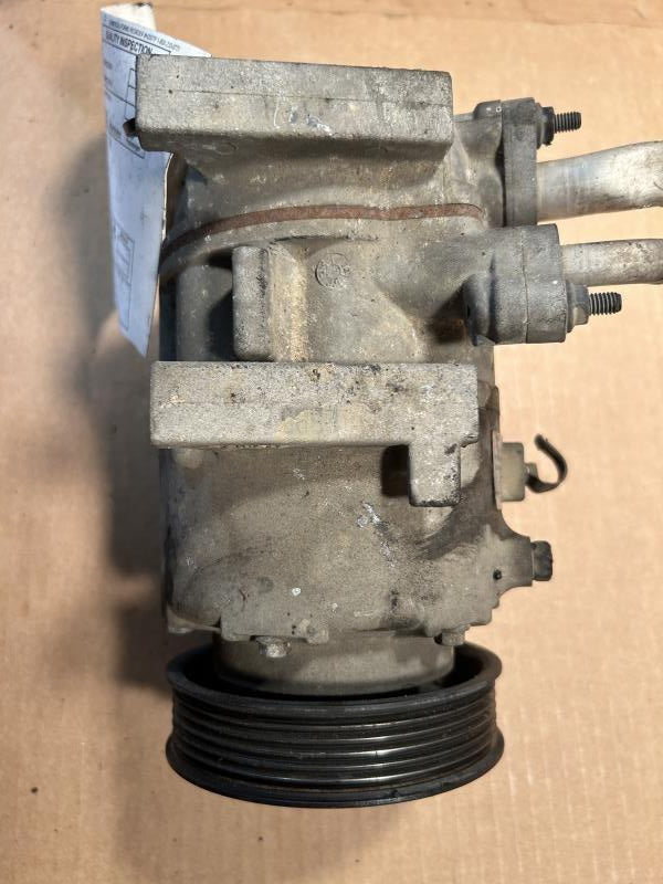 AC Compressor from a 2012 Hyundai Azera, photo 2