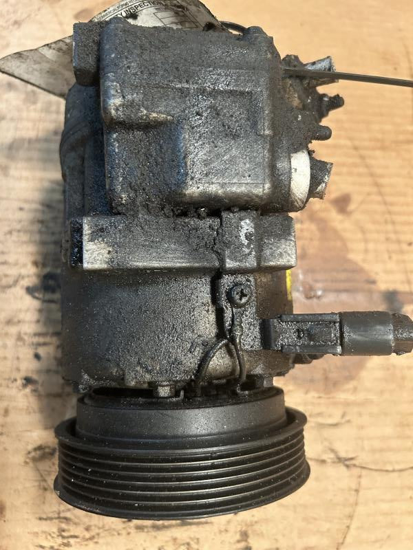 AC Compressor from a 2008 Kia Amanti, photo 2