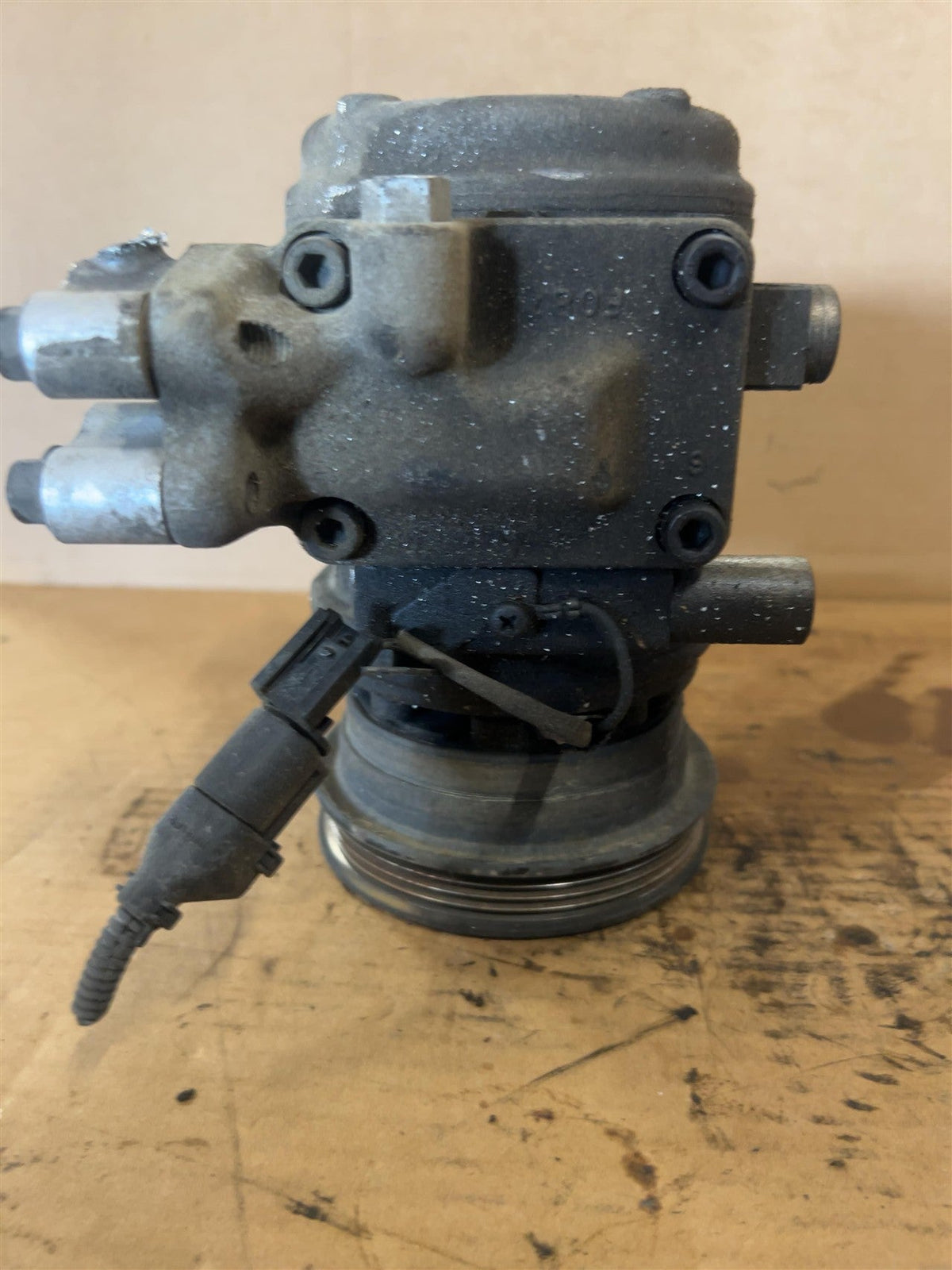AC Compressor from a 2005 Kia Spectra, photo 2