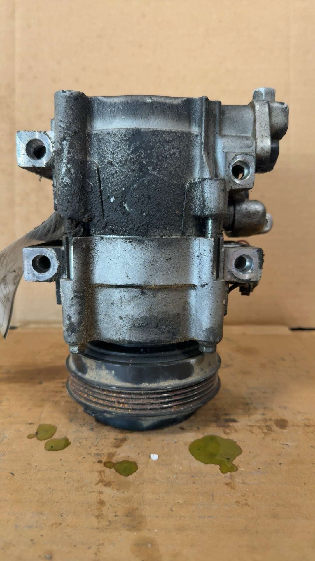 AC Compressor from a 2005 Kia Sorento, photo 1