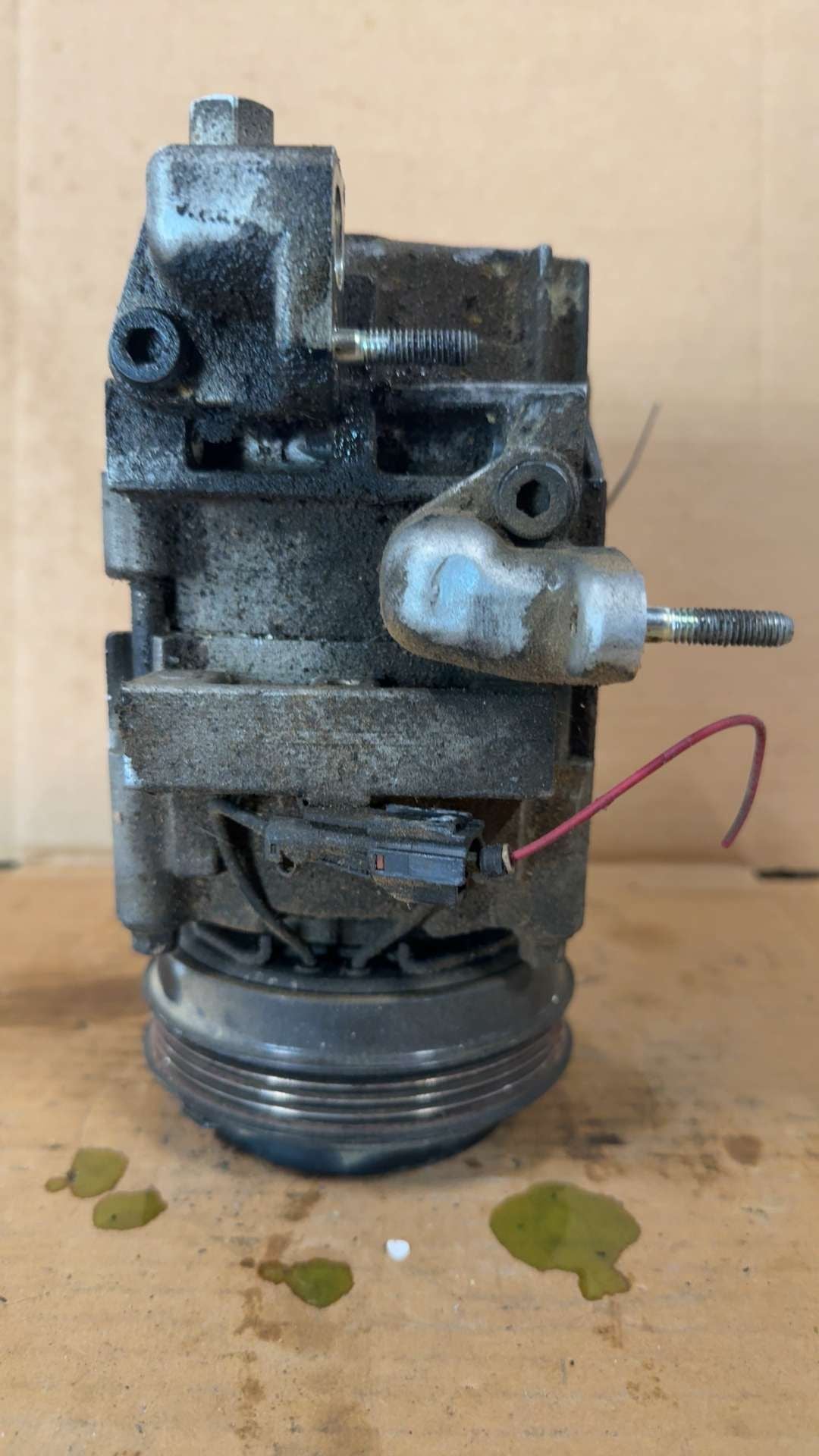 AC Compressor from a 2005 Kia Sorento, photo 2