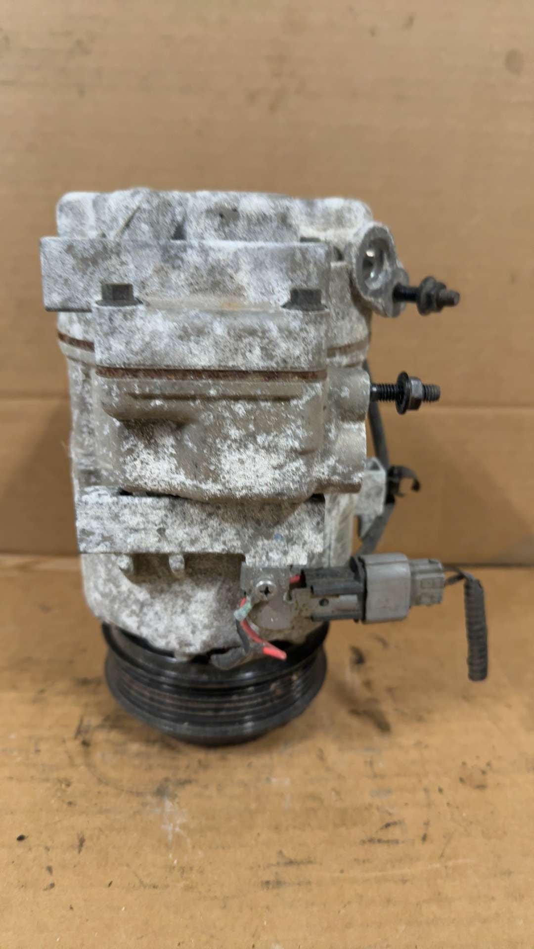 AC Compressor from a 2021 Kia Telluride, photo 2