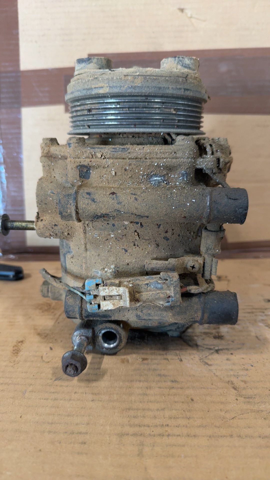 AC Compressor from a 2005 Saturn Relay, photo 2