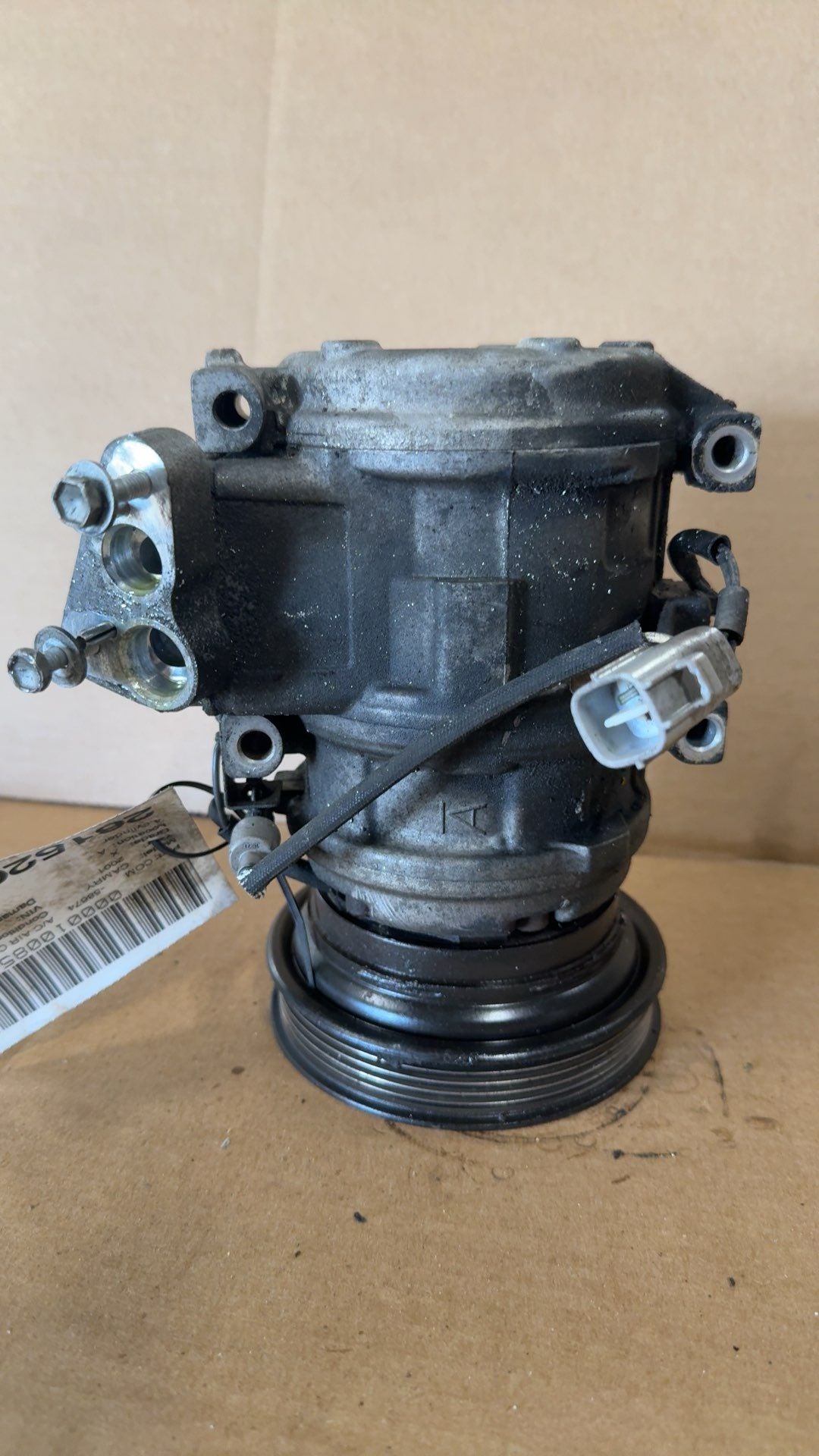 AC Compressor from a 2001 Toyota Camry, photo 2