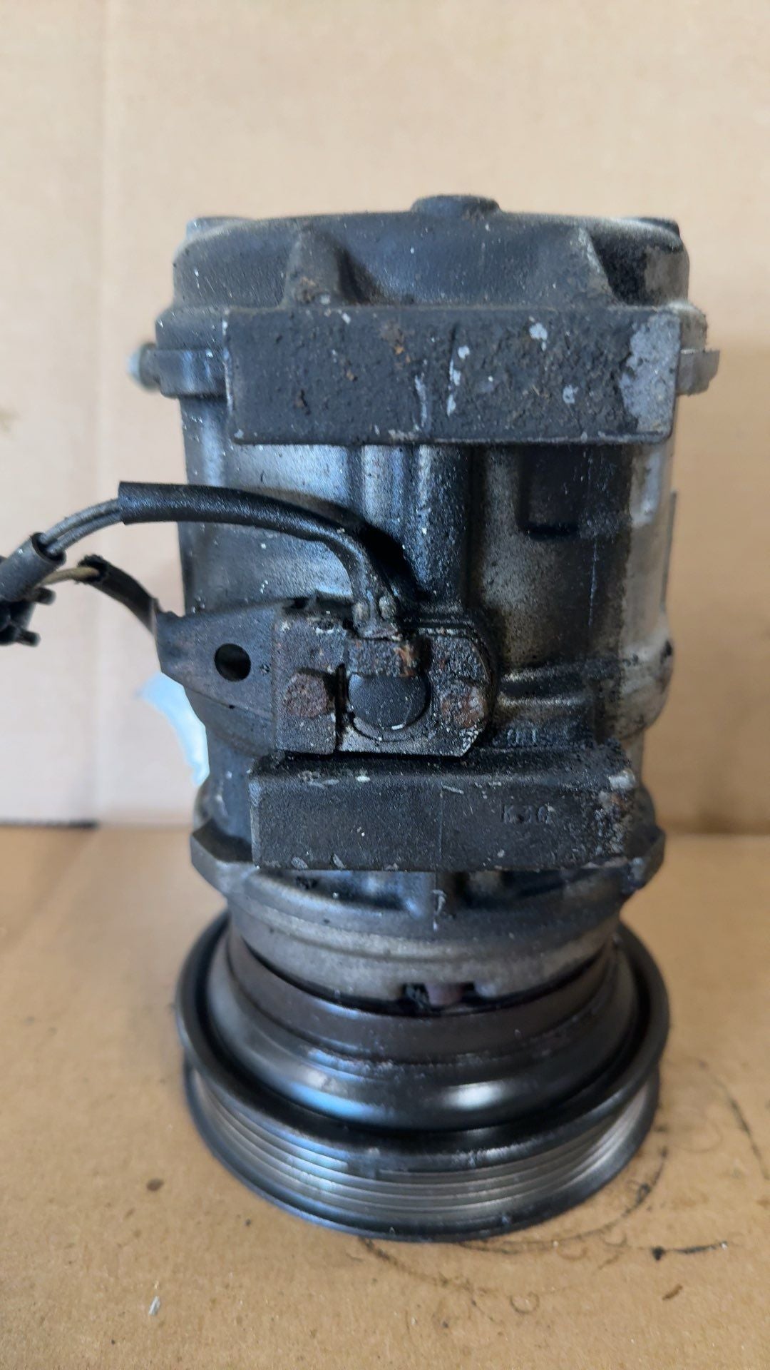 AC Compressor from a 2001 Toyota Camry, photo 3