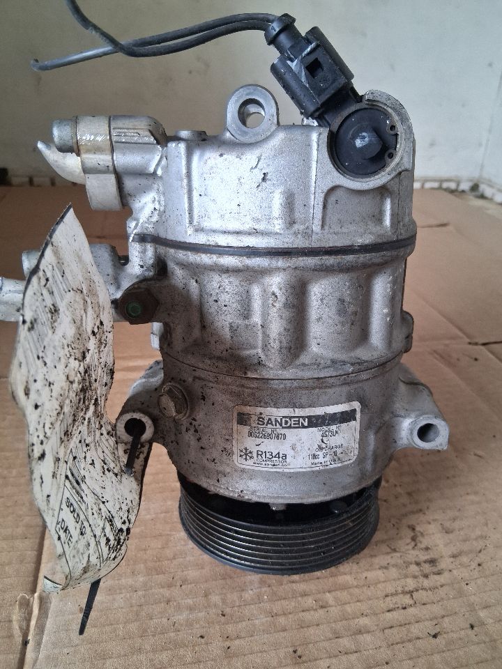 AC Compressor from a 2012 Volkswagen Jetta, photo 3