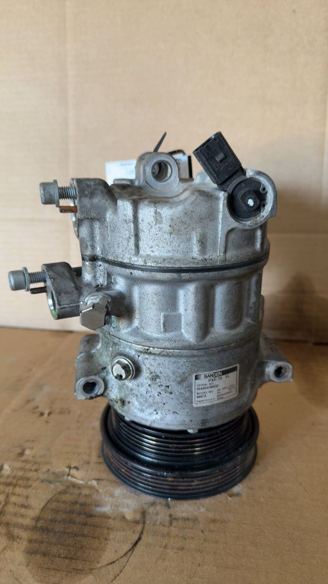 AC Compressor from a 2013 Volkswagen Passat, photo 2